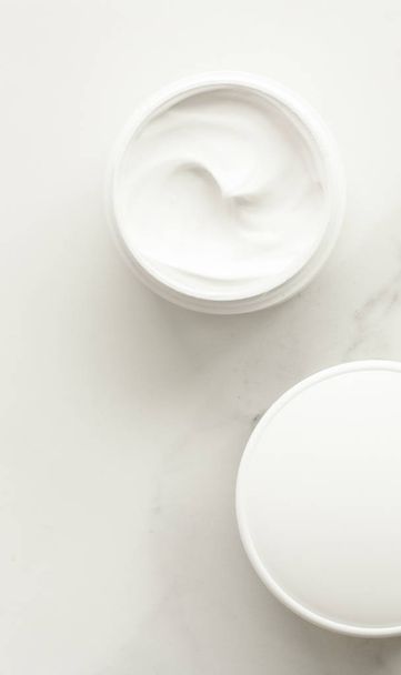 Productos de crema anti-edad en mármol, flatlay cuidado de la piel y el cuerpo, spa de lujo y concepto cosmético limpio. Belleza de una experiencia de spa orgánica
 - Foto, Imagen