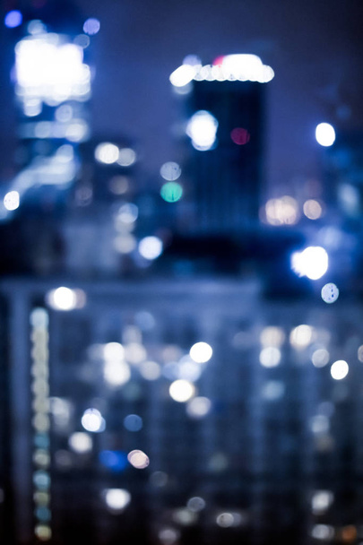 Размытый метрополитен - ночная жизнь, абстрактный фон и современная концепция темных тонов. Большой город оживает ночью.
 - Фото, изображение