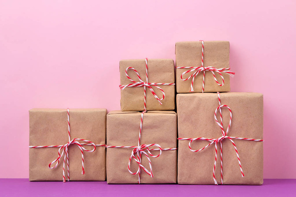 Geschenkboxen. Geschenke auf sanftem rosa und lila Hintergrund. Urlaub. Valentinstag. Frauentag. Muttertag. - Foto, Bild