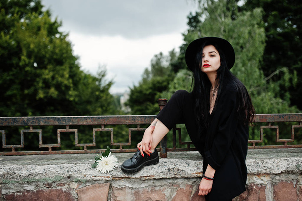 Sensual girl all in black, red lips and hat. Goth dramatic woman.  - Fotografie, Obrázek