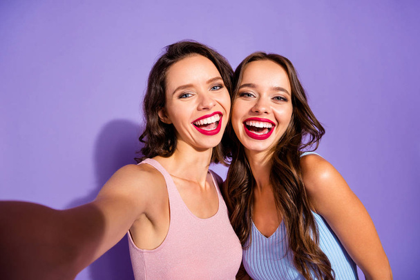 Close up photo two stunning she her ladies white teeth bright pomade make take selfies celebrity maquillage cosmetics follow us instagram wear dresses isolated purple violet vivid vibrant background - Foto, imagen