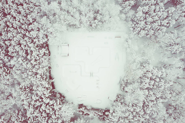 Luchtfoto van Skatepark. Winter landschap van bovenaf. Landschap foto gevangen met drone. - Foto, afbeelding