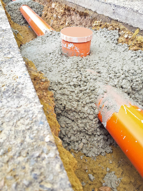 Ellenőrzés beton akna csavaros kupakkal összeszerelés közben egy olasz építési területen - Fotó, kép