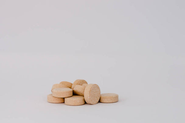 Tabletten mit Mineralien und Vitaminen isoliert auf weißem Hintergrund - Foto, Bild