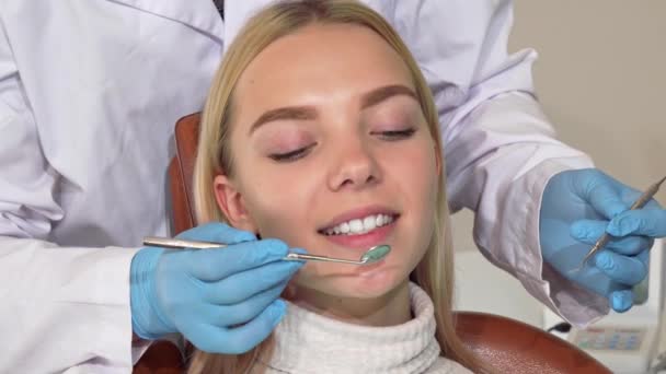 Счастливая женщина улыбается в камеру после проверки зубов у дантиста
 - Кадры, видео