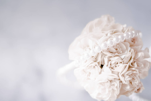 Brautstrauß aus weißen Rosen - Hochzeitstag, florale Schönheit, luxuriöses Dekorationskonzept für Veranstaltungen. der glücklichste Tag unseres Lebens - Foto, Bild