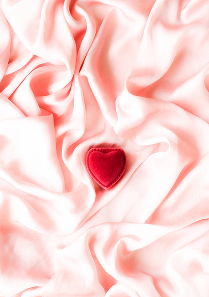 Κόκκινη καρδιά σχήμα κοσμήματα κουτί δώρου ροζ μετάξι - ημέρα του Αγίου Βαλεντίνου, αληθινή αγάπη, δέσμευση και πρόταση έννοια. Θα είστε ο Βαλεντίνος μου? - Φωτογραφία, εικόνα