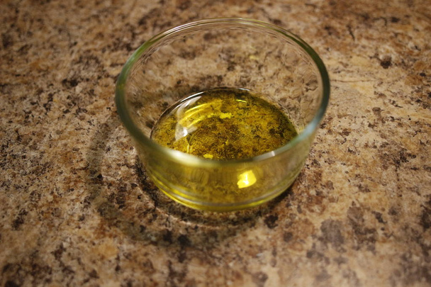 Olijfolie extra vierge gezond met in glas container op marmeren achtergrond - Foto, afbeelding