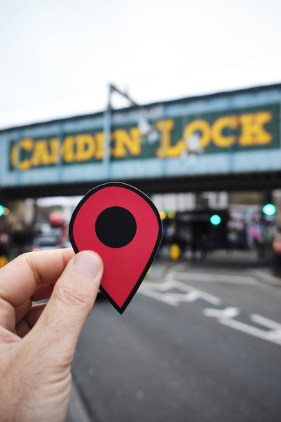 zbliżenie dłoni młodego człowieka kaukaski czerwonym markerem w popularnych camden lock, w camden high street w Londynie, Wielka Brytania - Zdjęcie, obraz