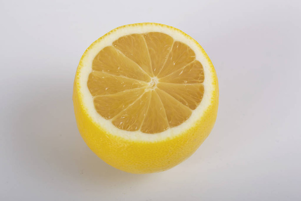Limón en rodajas sobre fondo blanco
 - Foto, Imagen