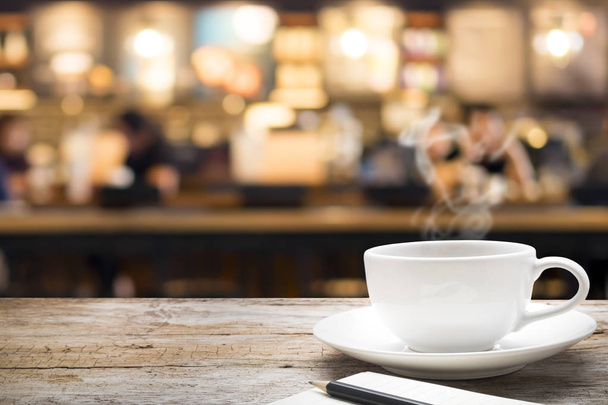 Table en bois vide pour le produit présent sur un café ou un bar à boissons gazeuses fond flou avec image bokeh - Photo, image
