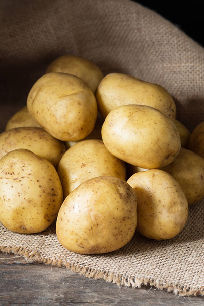 Raw potato. Rustic style - Zdjęcie, obraz