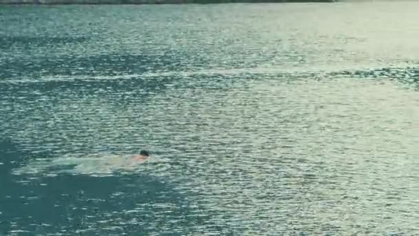 Молода дівчина вчиться плавати на грудях у морі. Спортивна концепція
 - Кадри, відео