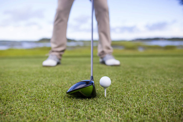 golf club and golf ball on tee, focus on the head of the club and ball. - Foto, afbeelding