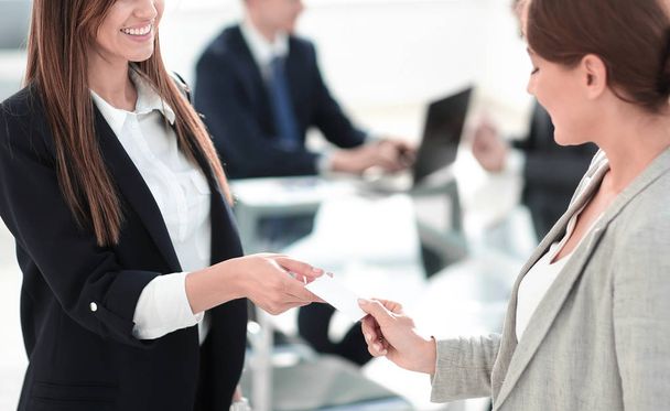 successful business woman gives her business card - Foto, Imagem