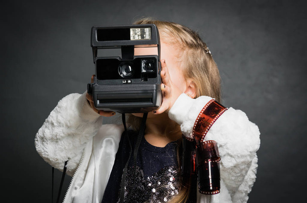 Güzel kız ile eski bir fotoğraf makinesi. Genç fotoğrafçı - Fotoğraf, Görsel