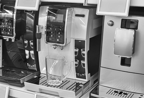 Сучасні кавові машини у вітрині магазину
. - Фото, зображення