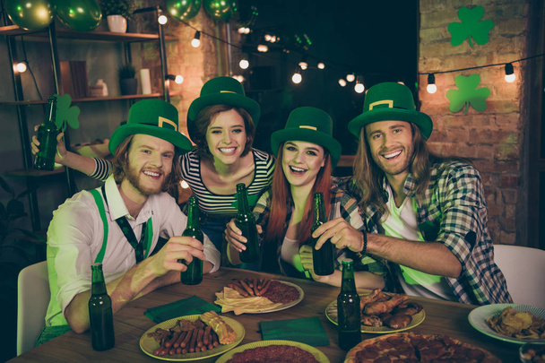 Close up photo of four friends together with beer in hands arms flat apartments pizza sausages cheese funny have not seen long time festive saint paddy day mood drunk guys ladies - Zdjęcie, obraz
