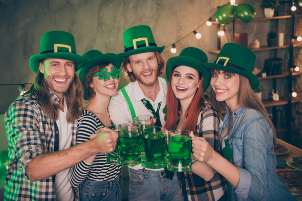 Close up photo lucky company hands arms raise irish beer stylish eyewear eyeglasses specs national culture tradition st paddy day weekend vacation rejoice leprechaun hats checkered plaid jeans shirts - Foto, afbeelding
