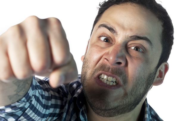сердитий чоловік ударяє в бік камери
 - Фото, зображення