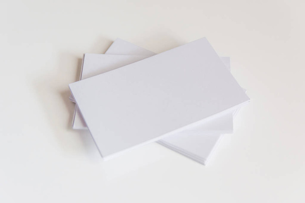 Montón de tarjetas blancas en blanco. Tarjetas de visita burlón sobre fondo blanco con ruta de recorte
 - Foto, imagen