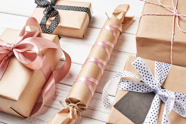Boîtes cadeaux enveloppées avec ruban sur fond blanc, gros plan
 - Photo, image