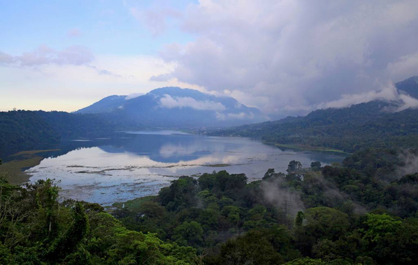 Buyan jeziora i jeziora Tamblingan znajdują się w krateru prastarego wulkanu Chatur, na wysokości 1200 metrów nad poziomem morza. Są one słodkowodnych zbiorników wody, dlatego są one sacredly czczony przez mieszkańców - ten Balinese. - Zdjęcie, obraz