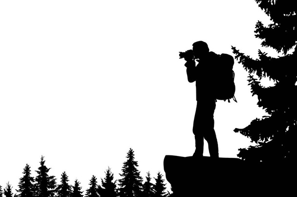 Realistické ilustrace silueta muže s kamerou a batoh. Stojí u zálivu v horách a dívá do údolí lesa. Vektor - Vektor, obrázek