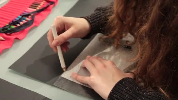 Mädchen zeichnet mit Lineal und Bleistift ein Papiermuster für einen maßgeschneiderten Anzug. - Filmmaterial, Video