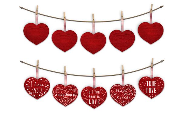 roztomilé červené dřevěné srdce visí na kolíčky na prádlo, prázdné a zařízené s textem miluji, tě, izolované na bílém pozadí - Fotografie, Obrázek