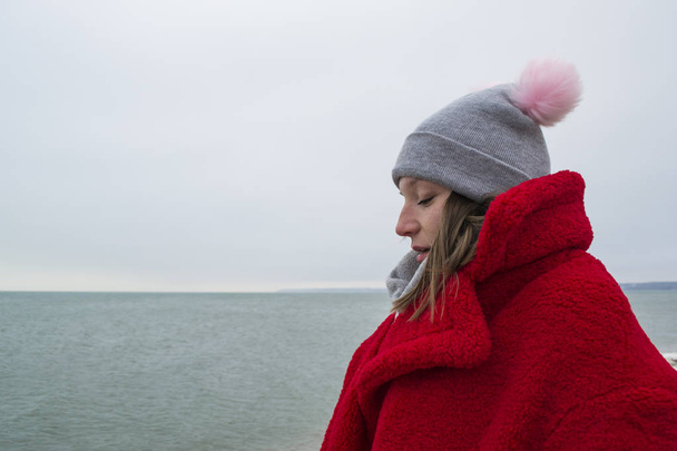 Attractive girl at the winter beach. - Foto, afbeelding