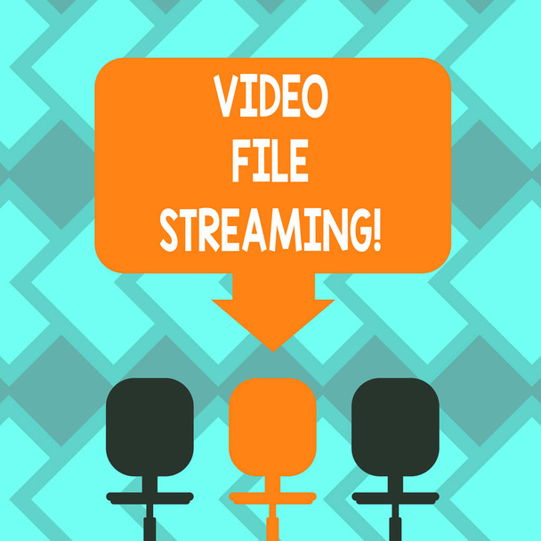 Szöveg jel mutatja a Video File Streaming. Fogalmi fénykép videóinak megtekinthető online nélkül lét letöltött üres hely színű nyíl mutat az egyik a három forgószék-fotó. - Fotó, kép
