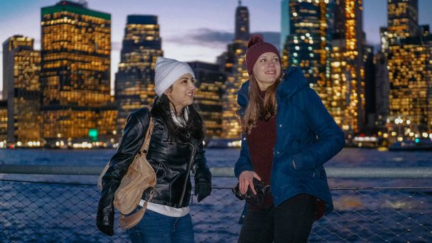 The wonderful Manhattan skyline visited by two girls in New York - Foto, Imagem