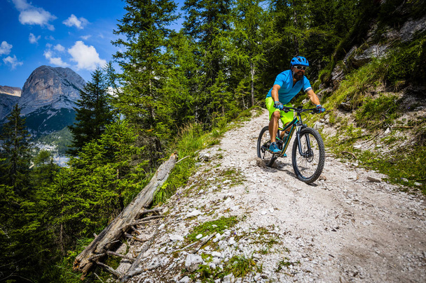 Rocky Dağları arka plan üzerinde çarpıcı turist Cortina d'Ampezzo, Bisiklete binme. MTB enduro akışı iz kişini. South Tyrol İtalya il, Dolomites. - Fotoğraf, Görsel