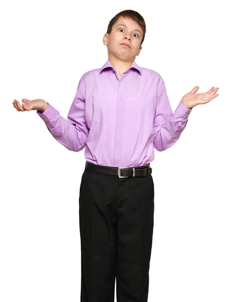 Хлопчик позує на білому тлі, чорні штани та фіолетова сорочка
 - Фото, зображення