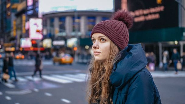 Beautiful girl in the streets of New York city - Фото, изображение