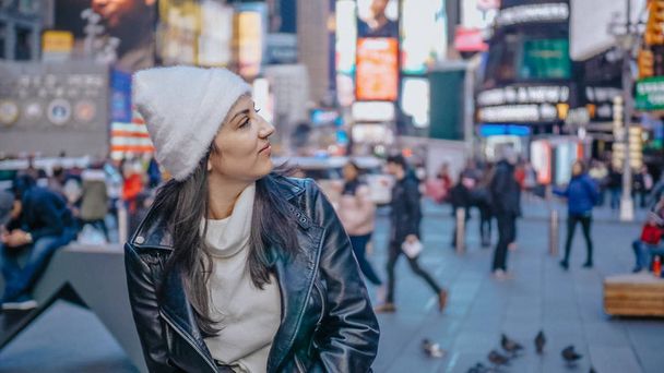 New York'a bir tatil gezisinde genç Türk kız - Fotoğraf, Görsel