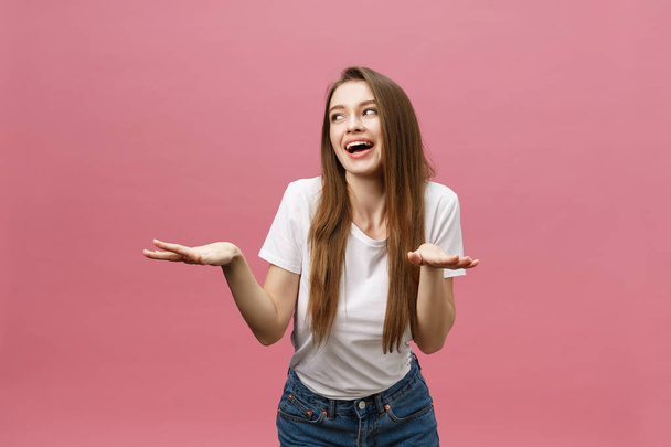 Surprised happy beautiful woman looking in excitement. Isolate over pink background and copy space. - Foto, Imagen