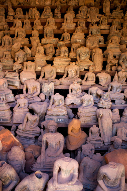 Em um pórtico convertido em Wat Si Saket é uma espécie de "bin Buda" de centenas de imagens quebradas descobertas durante as escavações
 - Foto, Imagem