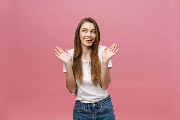 Surprised happy beautiful woman looking in excitement. Isolate over pink background and copy space. - Foto, Bild