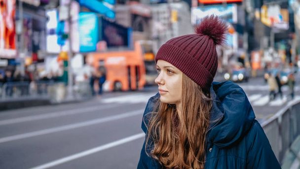 Young beautiful woman in the streets of New York for sightseeing - Fotoğraf, Görsel