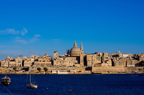 Bela vista de Sliema para Valletta, Malta
 - Foto, Imagem
