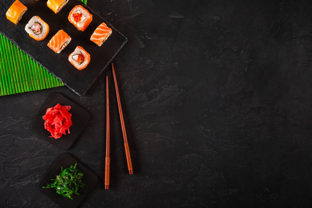 Sushi Set sashimi és sushi tekercs felszolgált kő pala. - Fotó, kép