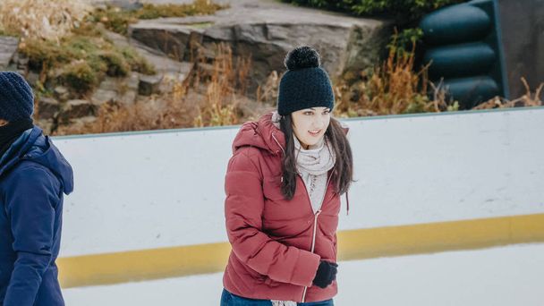 Young woman on the ice rink for the first time - Foto, afbeelding