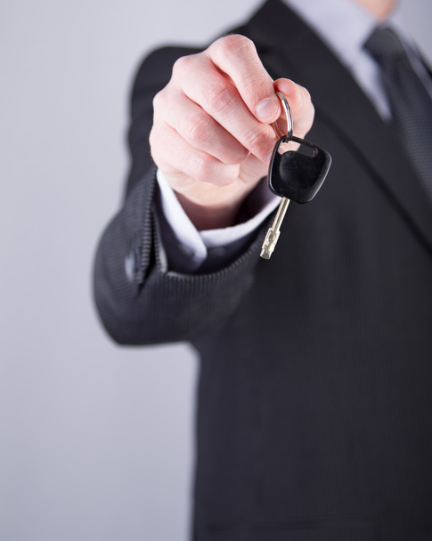 vendedor de carros ou homem de aluguel dando uma chave de carro para alguém
 - Foto, Imagem