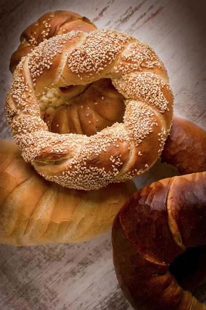 pretzel croccante con sesamo e pane sulla tavola rustica
 - Foto, immagini