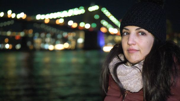 Enjoying a wonderful time in New York at Brooklyn Bridge by night - Foto, immagini