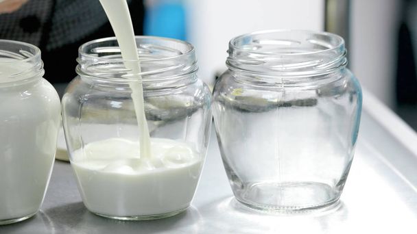 Detail sklenice naplníte čerstvého mléka. - Fotografie, Obrázek
