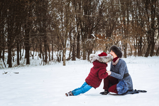 お母さん、フォレスの冬で遊ぶ女の子 - 写真・画像