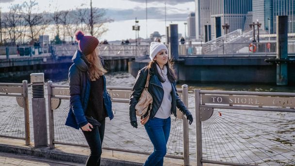 Two friends in New York take a walk at Brooklyn Bridge - Photo, Image